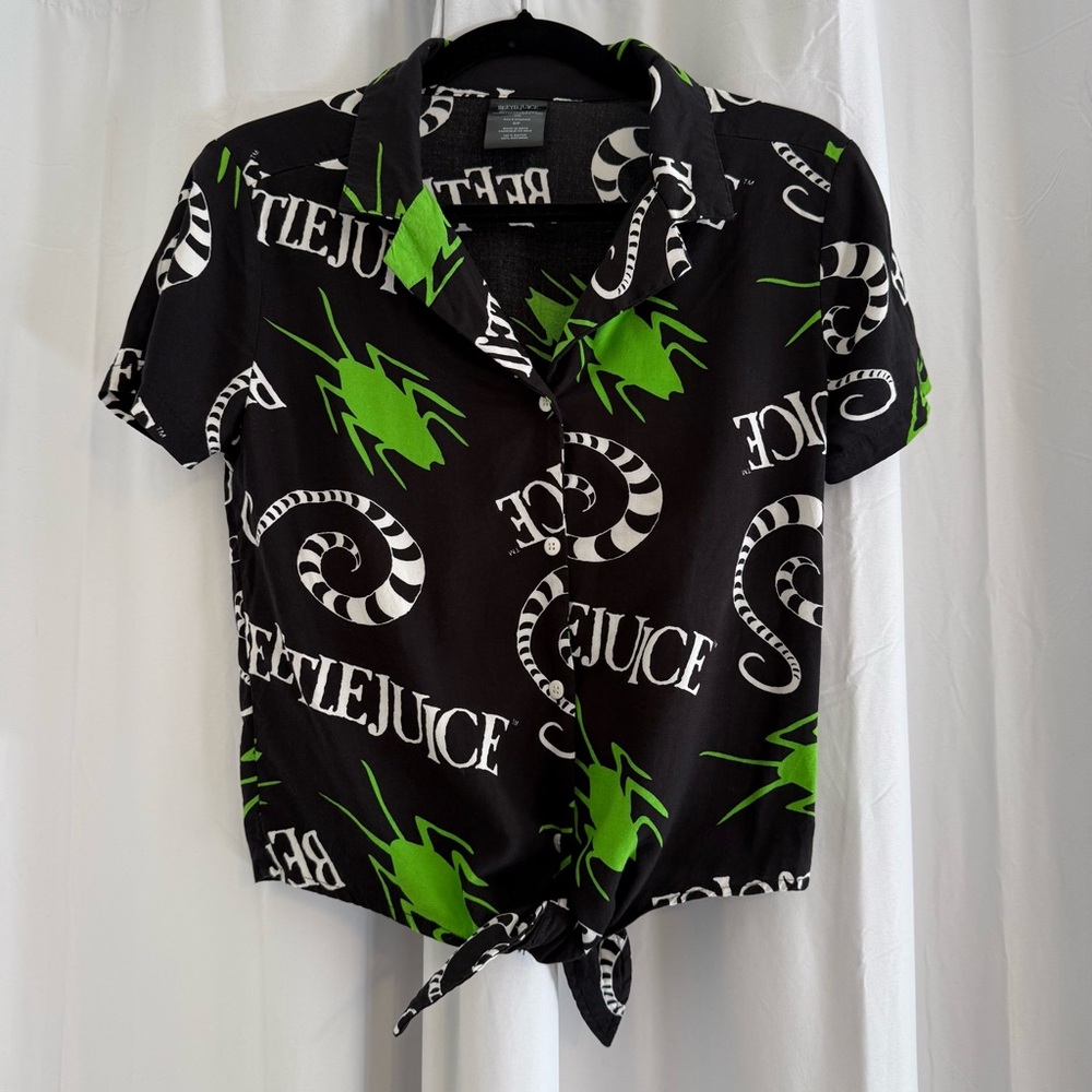 Beetlejuice Graphic Tie Front Button Down Short Sleeve Shirt Women’s Small
